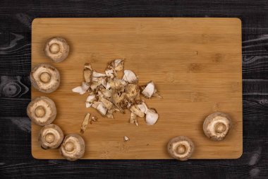 Mantar temizleme ve taze petrol için dondurma Hazırlama işleminin parçası olarak kesme sırasında bir kesme tahtası üzerinde