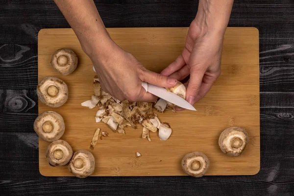 Pilze reinigen und in Scheiben schneiden als Teil des Prozesses der Zubereitung frischer Champignons zum Einfrieren — Stockfoto