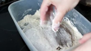 Deniz balıklarını pişirmeye ve kızartmaya hazırlamanın bir parçası olarak temizlendikten ve deşmeden sonra unda pisi balığı kaplama