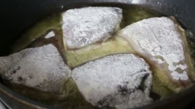 Tuzlu su balıkları için pişirme sürecinin bir parçası olarak temizlendikten ve gutting sonra un kaplı pisi kızartma