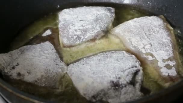 Fritura de platija recubierta en harina después de la limpieza y destripación como parte del proceso de cocción para peces de agua salada — Vídeos de Stock