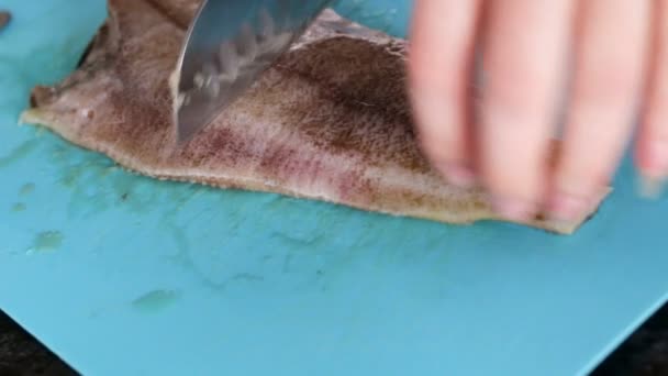 Taglio e eviscerazione della passera pianuzza nell'ambito del processo di preparazione del pesce di mare per la cottura e la frittura — Video Stock