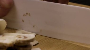 Kesme ve ev yapımı tarifi bir parçası olarak soyulmuş mantar dilimleme veya donma için mantar hazırlanıyor. Yakın