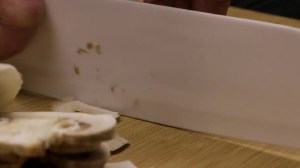 切割和切片去皮蘑菇作为自制食谱的一部分或准备蘑菇冷冻 — 图库视频影像