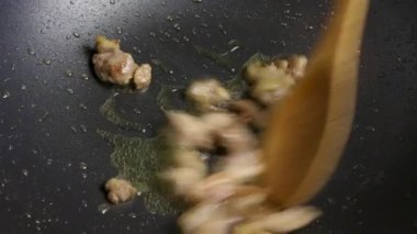 Doğranmış tavuk fileto dilimleri bir wok tavada bioling yağda kızartılır. Ev yapımı tarifi Close pişirme sürecinin bir parçası.