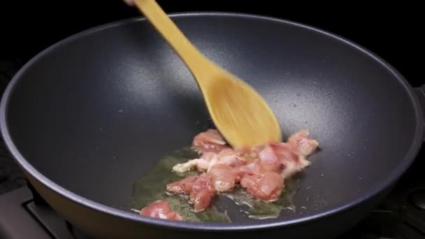 切碎的鸡片在锅中用生物油煎炸 自制食谱烹饪过程的一部分关闭 — 图库视频影像