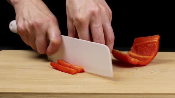 大红甜椒被分开 核心被移除 厨师拿着一把刀在女性手中 切一个健康的蔬菜 — 图库视频影像