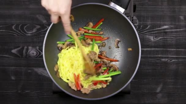 Gebratene Nudeln Mit Knoblauchsprossen Und Gehackte Champignons Mit Gebratenem Hühnchen — Stockvideo