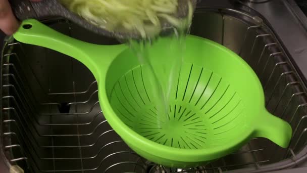 面条在煮熟后放在卷筒里 热水用意大利面流入水槽 — 图库视频影像