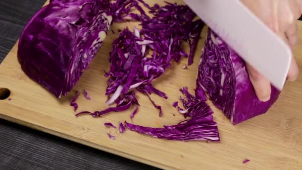 シェフの女性の手は サラダやシチューのために赤キャベツを分割し カットします 自家製レシピで調理するプロセスの一部 — ストック動画