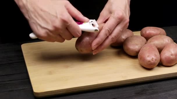 Kobiece Ręce Szef Kuchni Skórki Ziemniaki Smażenia Lub Stewing Część — Wideo stockowe