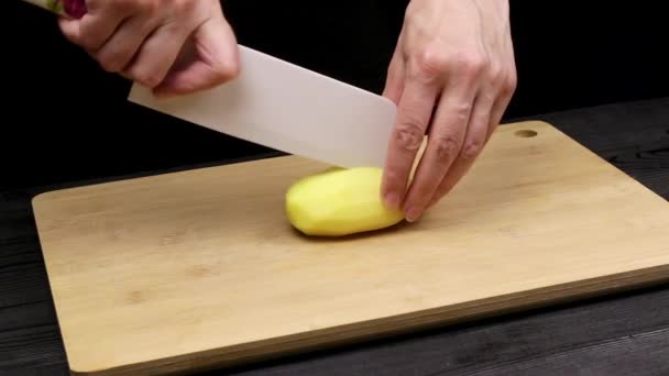 Les Mains Chef Féminin Coupent Des Tranches Pommes Terre Pour — Video