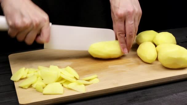 Die Hände Der Köchin Schneiden Kartoffelscheiben Zum Braten Oder Schmoren — Stockvideo