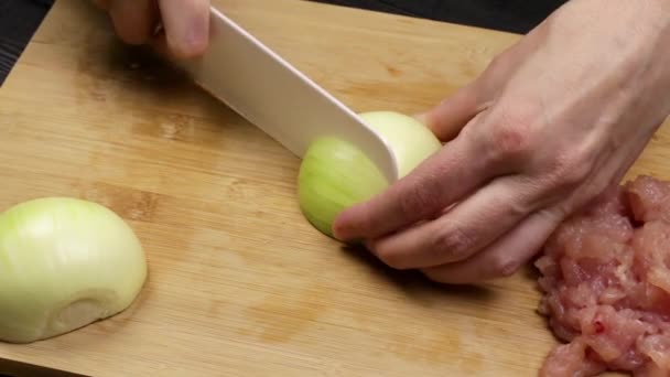 女厨师的手切洋葱片煎炸或沙拉 自制食谱烹饪过程的一部分 — 图库视频影像