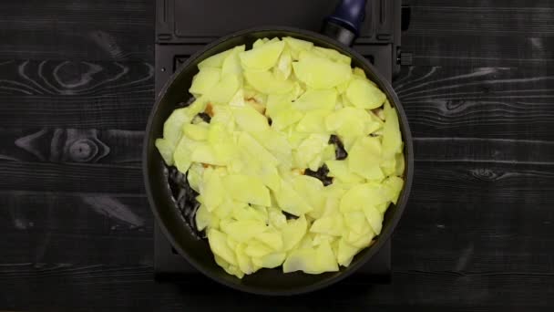 Die Hände Der Köchin Wenden Geschnittene Kartoffelchips Die Einer Pfanne — Stockvideo