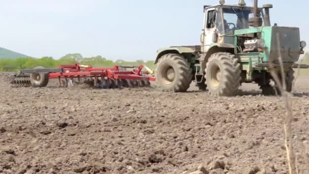 Le tracteur laboure le sol . — Video