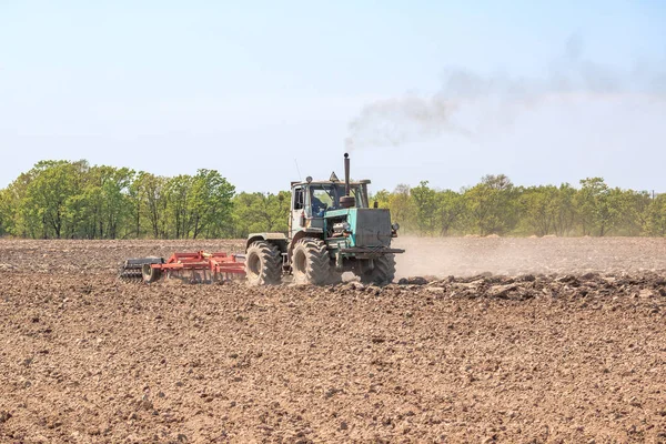 A traktor ekék a talaj. — Stock Fotó