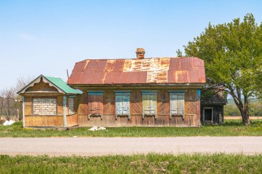 Eski kırsal geleneksel kırsal mimaride inşa edilmiş antik terk edilmiş köy evi