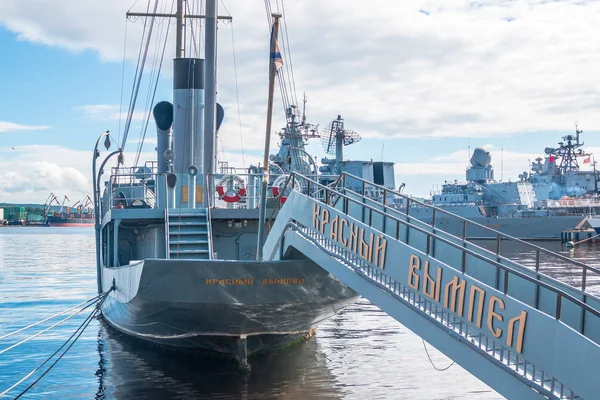 Memorial Ship rode wimpel. Het Russische patrouille schip is een museum en ligt aan de Karabelnaya dijk van de verre oostelijke stad Vladivostok in kraj Primorski Stockfoto