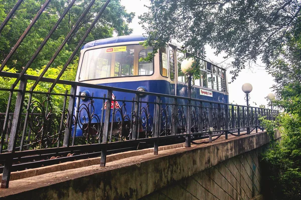 De blauwe auto van de kabelspoorweg stijgt. Het herkenningspunt van de hoofdstad van het Russische Verre Oosten Vladivostok. Rechtenvrije Stockafbeeldingen