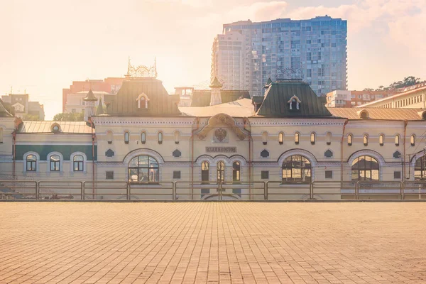 Het gebouw van het station van de hoofdstad van het verre oosten van Rusland Vladivostok, gelegen in kraj Primorski Stockafbeelding