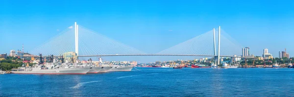 Panoramisch uitzicht op de Zolotoy rog-baai en de Zolotoy-brug van de verre oostelijke hoofdstad van Rusland Vladivostok, gelegen in kraj Primorski Stockfoto