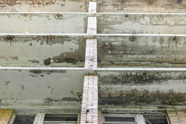 Terk edilmiş eski bir apartmanın cephesi.