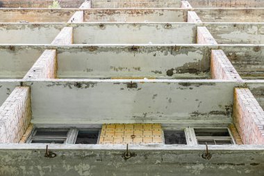 Terk edilmiş eski bir apartmanın cephesi.