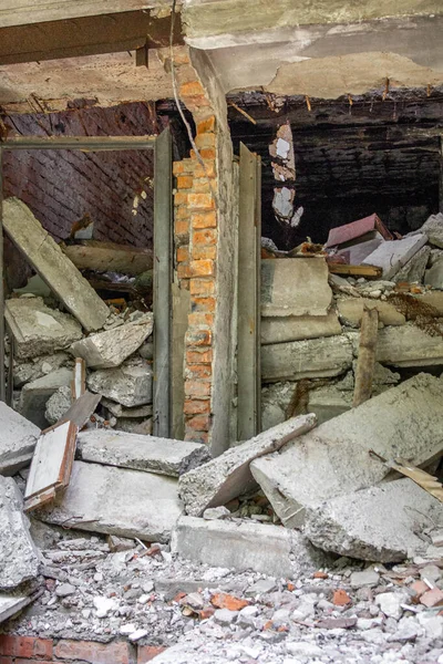 被毁的住宅大楼入口 — 图库照片