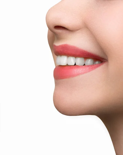 Макроулыбка Счастливой Женщины Здоровыми Белыми Зубами Ярко Розовый Lips Макияж — стоковое фото