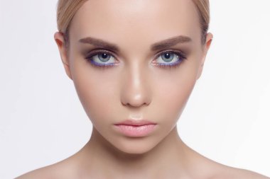 Güzel genç sarışın mavi gözlü, hafif bakım. Moda kozmetik gözleri, dolgun dudaklar ve muhteşem kaşları. Kaşlar, düzeltilmesi yüz ince bir deri, kozmetik, kozmetik, Spa