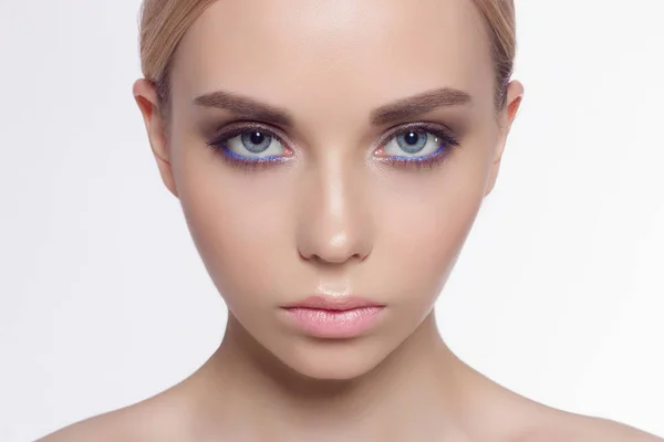 Krásná Mladá Blondýnka Modrýma Očima Jemnou Péči Módní Kosmetiku Očích — Stock fotografie