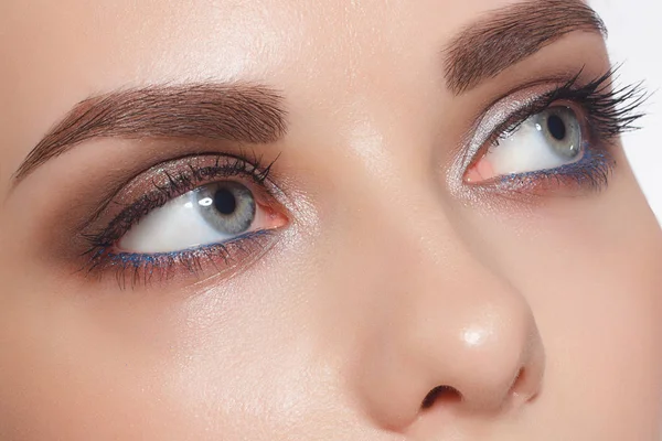Primer Plano Los Ojos Femeninos Con Maquillaje Noche Moda Cejas —  Fotos de Stock