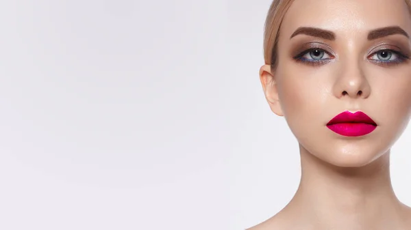 Närbild Kvinnans Läppar Med Mode Ljusa Rosa Make Vackra Kvinnliga — Stockfoto