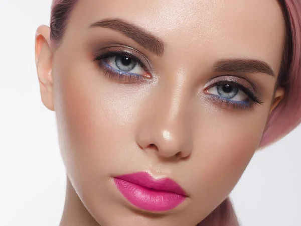 Primer Plano Los Labios Mujer Con Maquillaje Rosa Brillante Moda — Foto de Stock