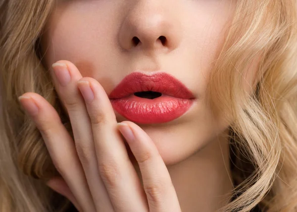 赤い口紅でセクシーな女性の唇のクローズ アップ ショット — ストック写真