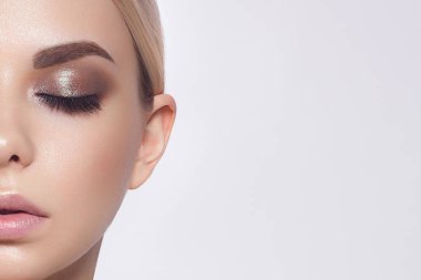 Moda doğal bej ruj makyajlı bir kadının dudaklarının yakın çekimi. Makro seksi soluk ruj makyajı. Yumuşak, saf ten ve dalgalı sarı saç. Kozmetoloji, Spa, dudaklarda artış