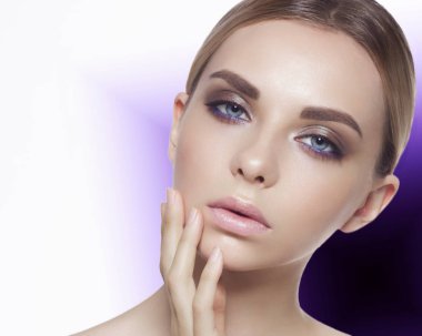 Bir parlak sıradışı arka plan üzerinde yüz cilt bakımı gösteren genç kadın portresi. Moda makyaj ve tombul Pembe dudakları. Spa, kozmetik ve güzellik salonu