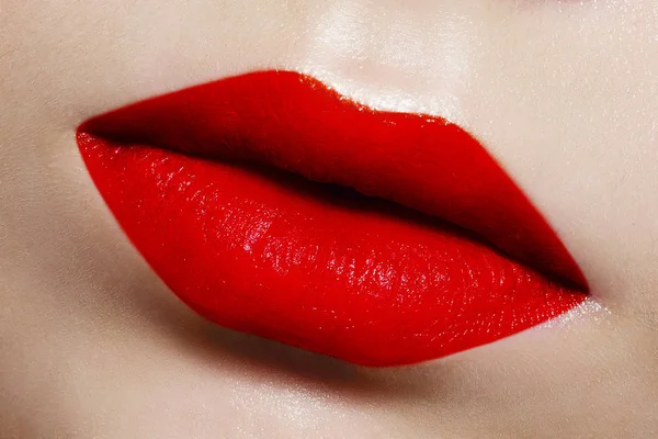 Cosmetici Trucco Tendenze Brillante Lucidalabbra Rossetto Sulle Labbra Primo Piano — Foto Stock