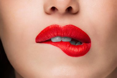 Yakın plan Güzel Portre Modeli Büyük Seksi Dudaklar, Ağız Açık, Beyaz Diş Alt Dudağını Isırdı, Baştan Çıkarıcı Dudaklar Kırmızısı. Kusursuz Tombul Dudaklar 'ın makro görüntüsü. Güzel kadın dudağını tutkuyla ısırdı, beyaz dişli.