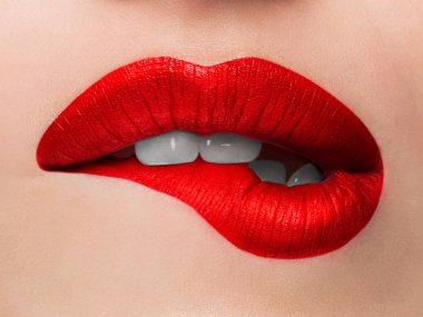 Yakın plan Güzel Portre Modeli Büyük Seksi Dudaklar, Ağız Açık, Beyaz Diş Alt Dudağını Isırdı, Baştan Çıkarıcı Dudaklar Kırmızısı. Kusursuz Tombul Dudaklar 'ın makro görüntüsü. Güzel kadın dudağını tutkuyla ısırdı, beyaz dişli.