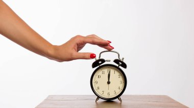 Yaratıcı düz kavramı üstten görünüm en az bir tarzda, uzun geniş afiş kopya alanı beyaz zemin üzerine kırmızı vintage çalar saat tutan kadın el koymak