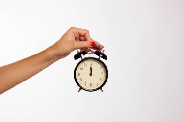 Yaratıcı düz kavramı üstten görünüm en az bir tarzda, uzun geniş afiş kopya alanı beyaz zemin üzerine kırmızı vintage çalar saat tutan kadın el koymak