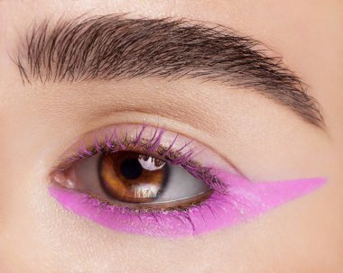 Elegance Moda göz farı ve göz kalemi güzel kadın göz close-up. Makro çekim kadının güzel kahverengi göz ile son derece kirpik uzun. Seksi görünüm, şehvetli bak