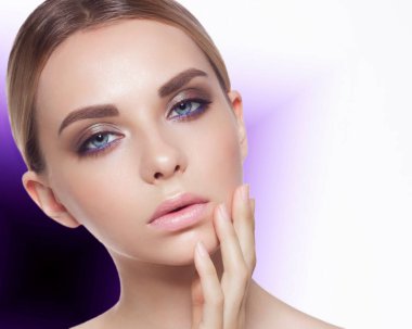 Bir parlak sıradışı arka plan üzerinde yüz cilt bakımı gösteren genç kadın portresi. Moda makyaj ve tombul Pembe dudakları. Spa, kozmetik ve güzellik salonu