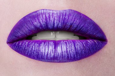 Yakın plan Güzel Portre Modeli Büyük Seksi Dudaklar, Ağız Açık, Beyaz Diş Alt Dudağını Isırdı, Baştan Çıkarıcı Dudaklar Kırmızısı. Kusursuz Tombul Dudaklar 'ın makro görüntüsü. Güzel kadın dudağını tutkuyla ısırdı, beyaz dişli.