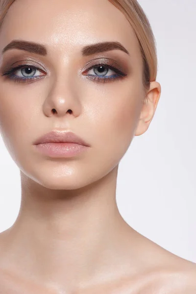 Cuidados Pele Dos Lábios Mulher Bonita Com Rosto Beleza Aplicando — Fotografia de Stock