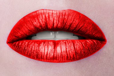 Güzel kadının dudakları kırmızı mat ruj ile görünümünü kapatın. Açık ağız beyaz dişlere sahip. Kozmetik, eczane ya da moda makyaj kavramı. Güzellik stüdyosu vurdu. Tutkulu öpücük