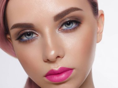 Kadının dudakları ile moda parlak pembe makyaj Close-up. Güzel kadın ağzı, mükemmel makyaj ile dolgun dudaklar. Kadın yüzü parçası. Seçim ruj. Barbie bebek pembe dalgalı saç