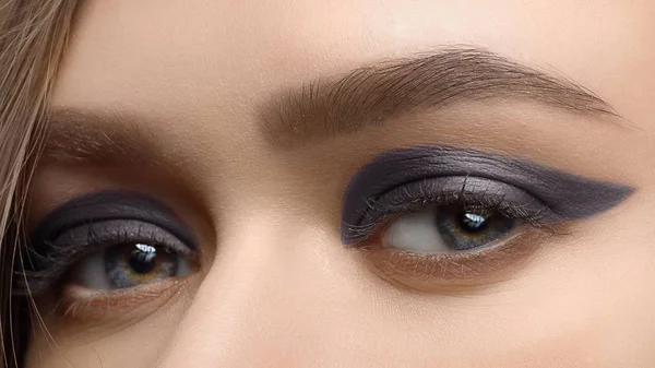 Primer Plano Belleza Los Ojos Azules Femeninos Con Pestañas Extremadamente —  Fotos de Stock